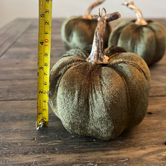 Set of 3 Velvet Pumpkins Decorative Fall Decor Green With Gold Stems - Picture 5 of 6